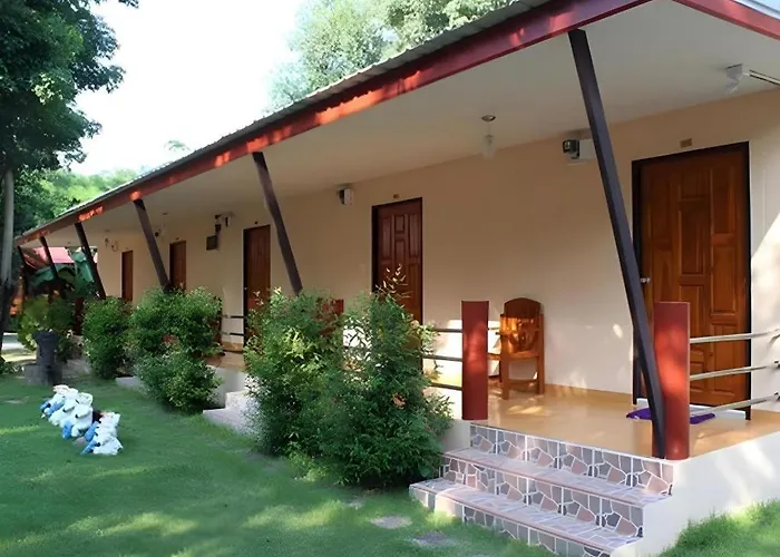 Baanrimnam Banpong 3*