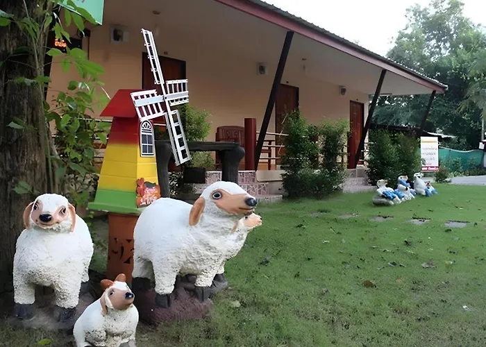 รีสอร์ท Baanrimnam Banpong